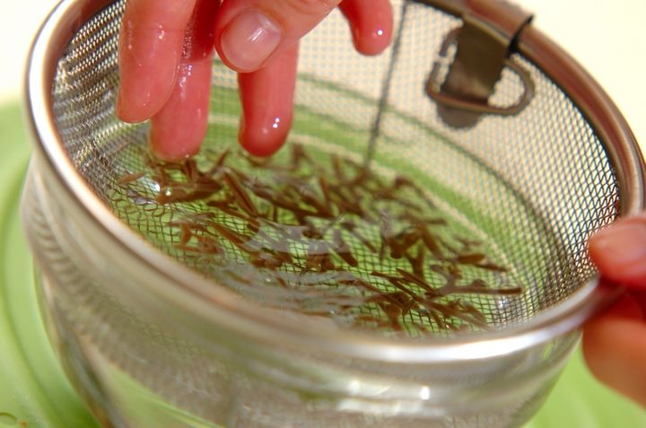 ジュンサイとすり白ゴマのお吸い物の作り方2