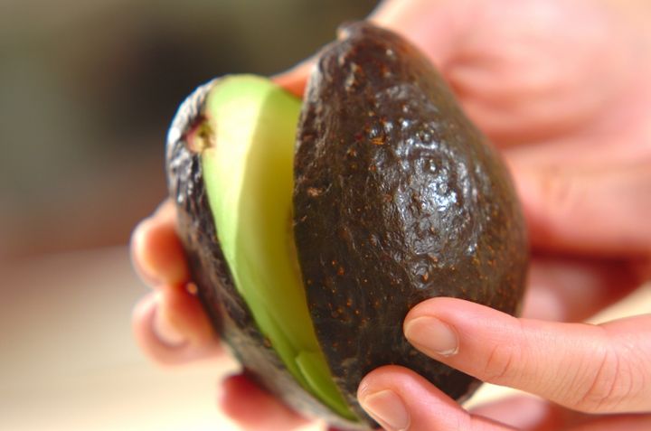 アボカドとトマトの和風サラダの下準備1