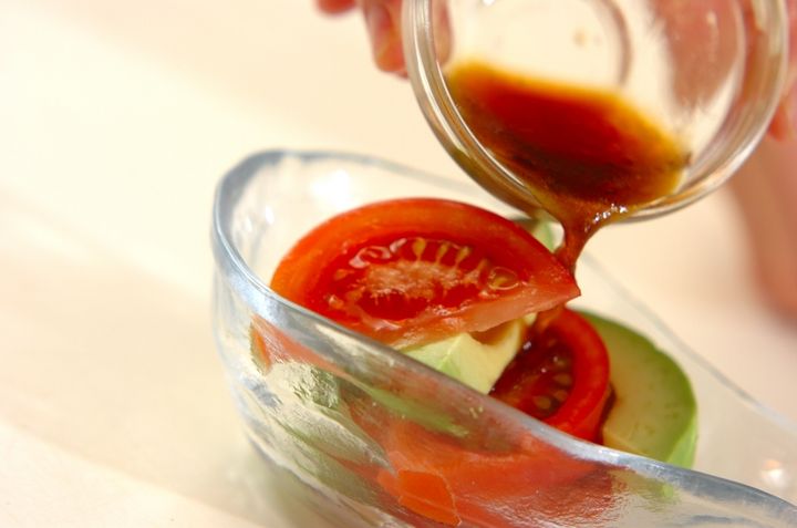 アボカドとトマトの和風サラダの作り方1
