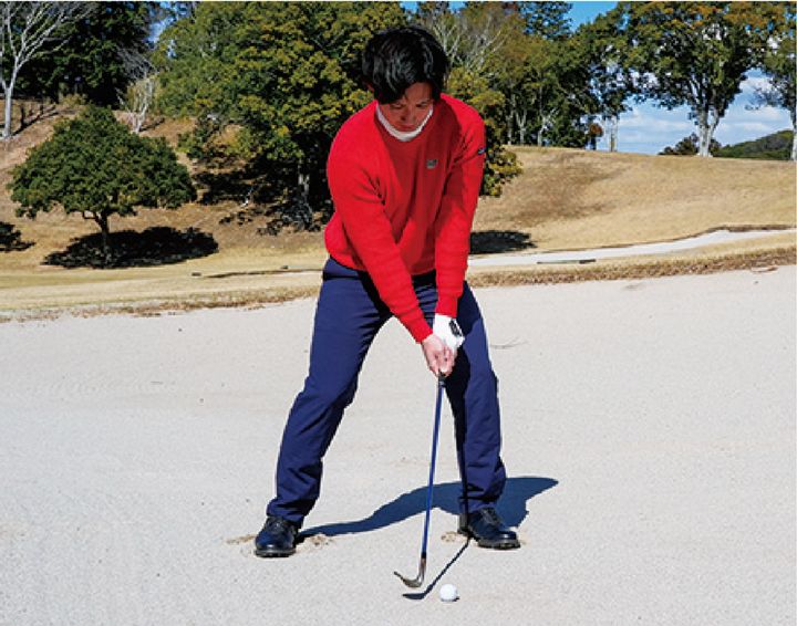 ヒザを深く曲げるほどヘッドは深く潜る！ バンカーの距離感が飛躍的によくなる打ち方