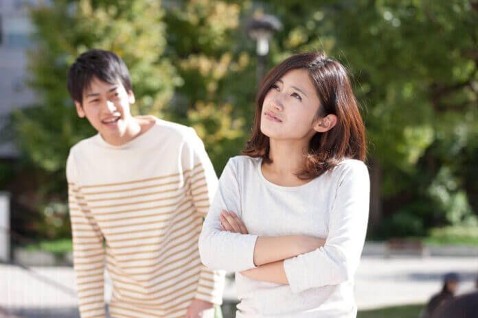 顔には出さないけど気分が悪い… 女性が男性にイラッとする瞬間12パターン