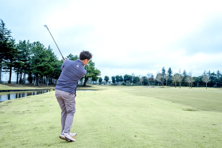 強風に負けないローボール打つコツ！安定するセカンドショットの打ち方
