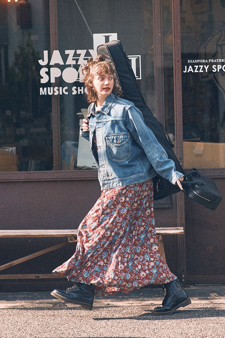 デニムジャケットと花柄のロングスカートの相性の良さに感動のコーデ【本日のFUDGE GIRL-5月30日】