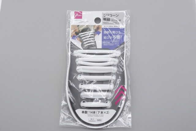ダイソーのシリコーン靴紐（スニーカー用、ホワイト、14個）のパッケージ