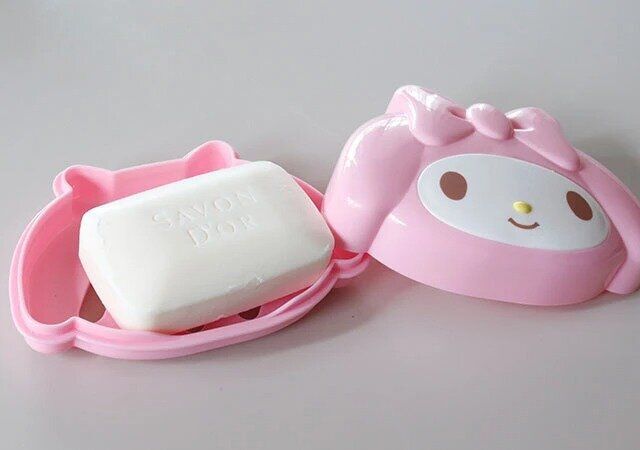 ダイソーのマイメロディ ふた付きソープディッシュに石鹸を置いた様子