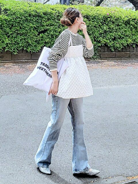 細ボーダートップスのコーデ