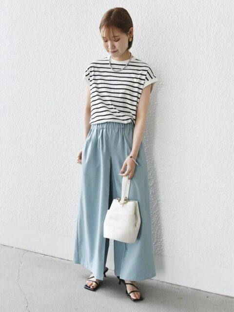 細ボーダートップスのコーデ