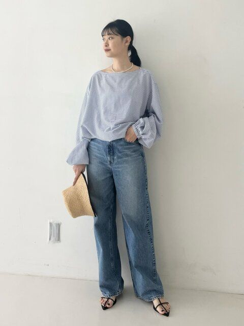 細ボーダートップスのコーデ