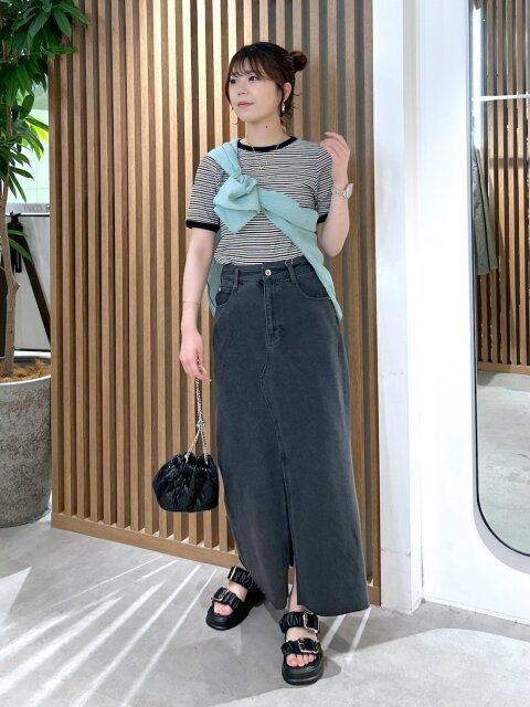 細ボーダートップスのコーデ