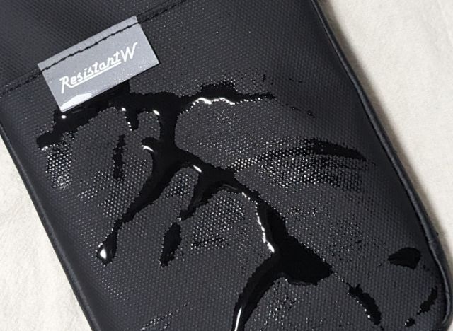 水をはじくショルダーバッグ