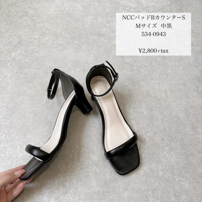 Availのブラックの「パッドベルトカウンターサンダル」