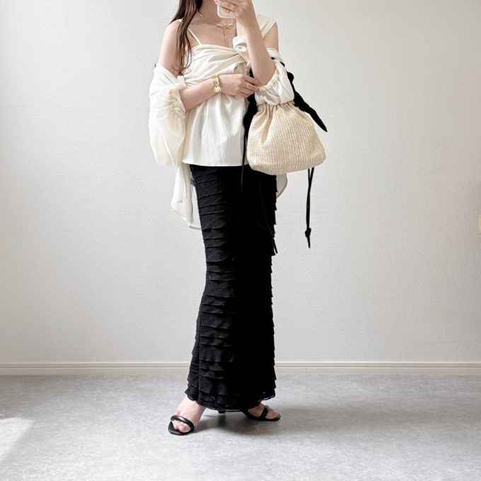 フリルティアードタイトスカート×Availのブラックの「パッドベルトカウンターサンダル」