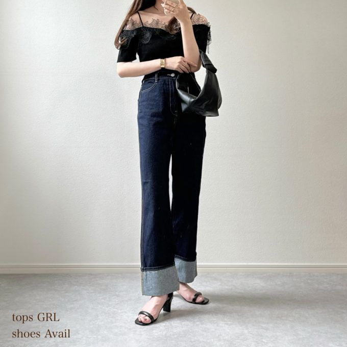 ロールアップデニムパンツ×Availのブラックの「パッドベルトカウンターサンダル」