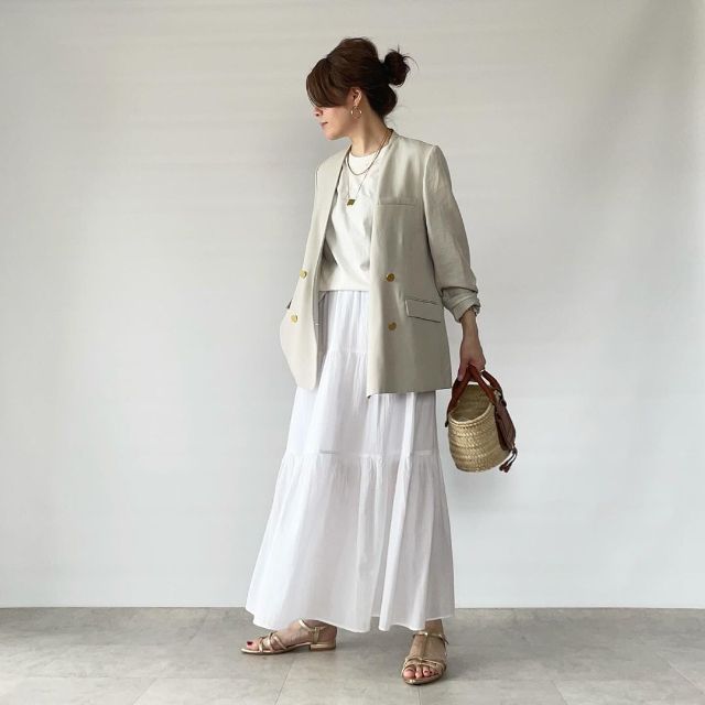 白のUNIQLOのクリンクルコットンティアードスカートとジャケットを着用したコーデ