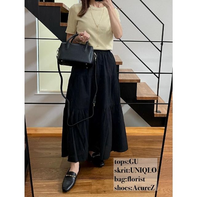 黒のUNIQLOのクリンクルコットンティアードスカートとTシャツを着用したコーデ