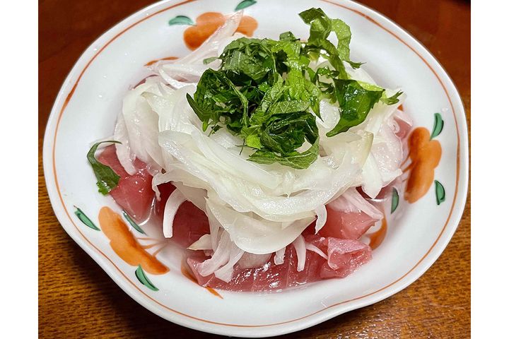 ▲カツオのカルパッチョ風。魚が見えなくなるほど“新たまマリネ”をトッピングしてしまいました（笑）
