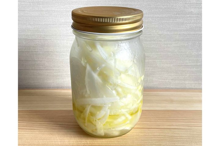 ▲新玉ねぎシーズン中、冷蔵庫に常備しておくと便利な「新玉ねぎマリネ」。わが家では冷蔵庫にストックしやすい100均の保存瓶を使って作ります。