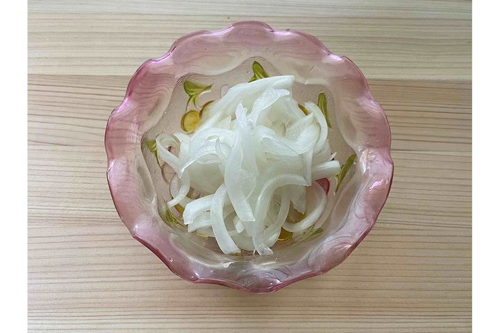 ▲調味液がなじみ、しんなりしてきたら食べごろ。そのままでも、おいしいです。