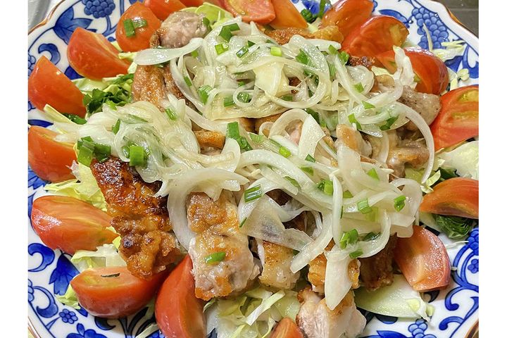 ▲鶏の南蛮漬け風。片栗粉をつけて揚げ焼きした鶏肉に、“新たまマリネ”にごま油と醤油を少々、たっぷりの青ネギを加え、トッピング。これからの暑い季節におすすめ！