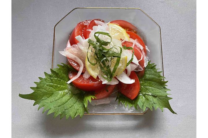 ▲生野菜に新玉ねぎマリネをトッピング。ドレッシングいらずで食べられます。