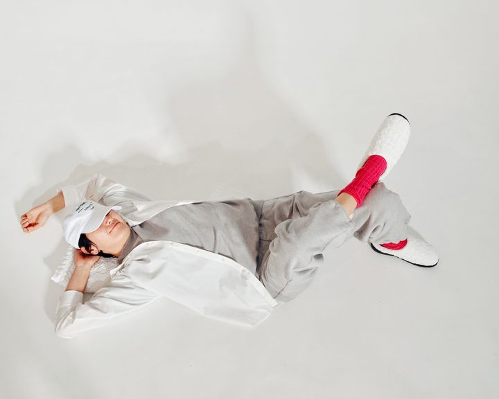 スウェットにシャツの最旬重ね着コーデが今の気分にちょうどいい