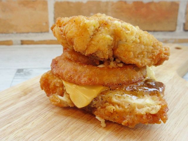 ケンタ「ガーリックソースの凄肉オニオンフィレバーガー」