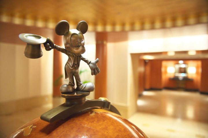 エレベーターホール前の地球儀