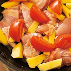 なんと味付けは塩のみ！ 中火で8分蒸してできあがり♪「鶏肉とじゃがいもの8分蒸し」の画像3