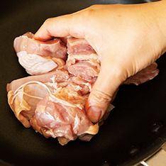 なんと味付けは塩のみ！ 中火で8分蒸してできあがり♪「鶏肉とじゃがいもの8分蒸し」の画像2