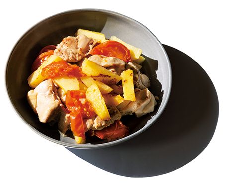 なんと味付けは塩のみ！ 中火で8分蒸してできあがり♪「鶏肉とじゃがいもの8分蒸し」の画像1