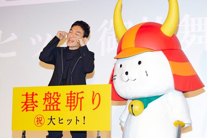 ぴえんする草彅剛さん 舞台挨拶にて