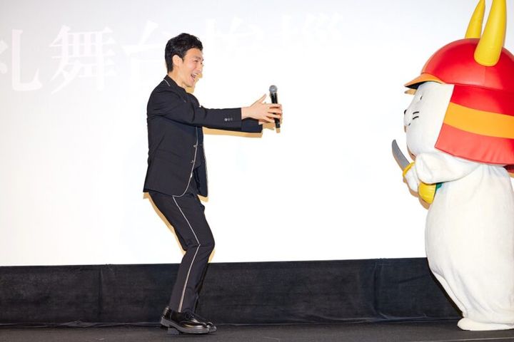 草彅剛とひこにゃん 映画『碁盤斬り』舞台挨拶