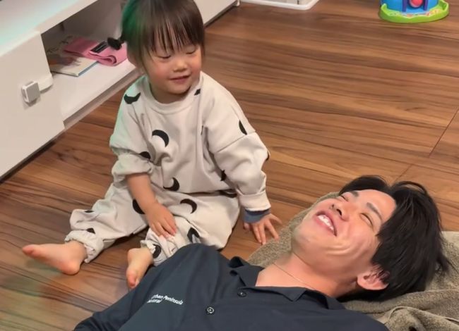 パパのお悩みを聞く１才ベビー。まさかの解決方法がかわいすぎ！！