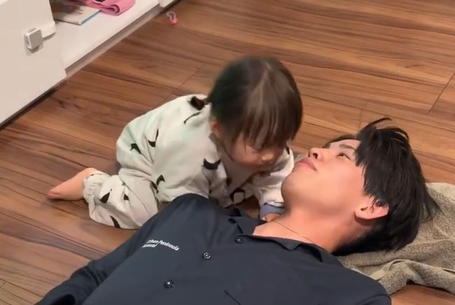 パパのお悩みを聞く１才ベビー。まさかの解決方法がかわいすぎ！！