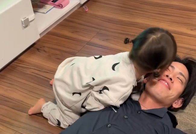 パパのお悩みを聞く１才ベビー。まさかの解決方法がかわいすぎ！！