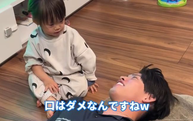 パパのお悩みを聞く１才ベビー。まさかの解決方法がかわいすぎ！！