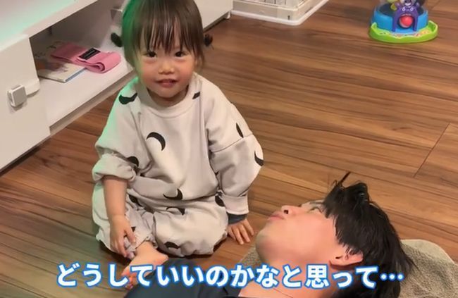 パパのお悩みを聞く１才ベビー。まさかの解決方法がかわいすぎ！！