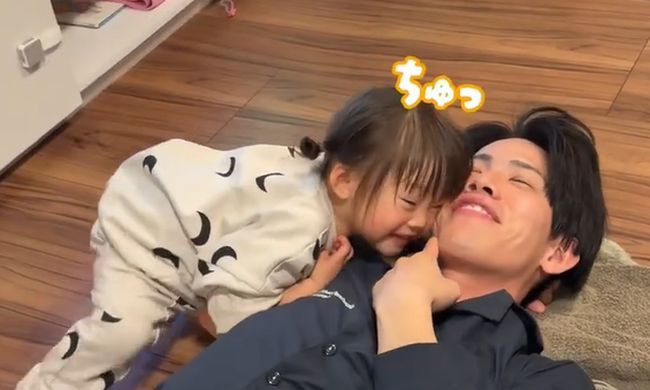 パパのお悩みを聞く１才ベビー。まさかの解決方法がかわいすぎ！！