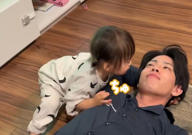 パパのお悩みを聞く１才ベビー。まさかの解決方法がかわいすぎ！！