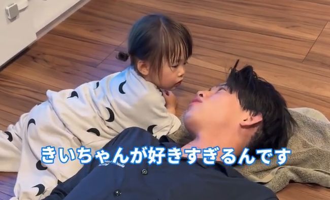 パパのお悩みを聞く１才ベビー。まさかの解決方法がかわいすぎ！！