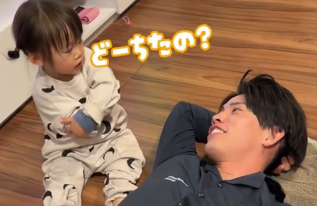 パパのお悩みを聞く１才ベビー。まさかの解決方法がかわいすぎ！！