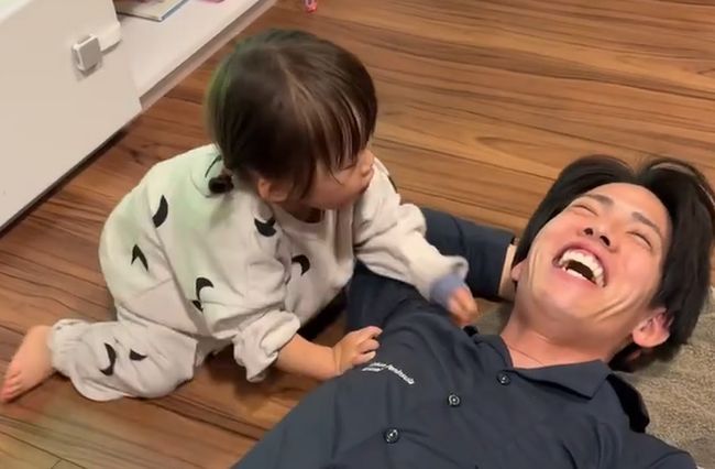 パパのお悩みを聞く１才ベビー。まさかの解決方法がかわいすぎ！！