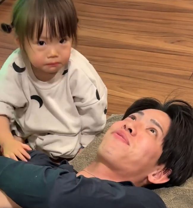 パパのお悩みを聞く１才ベビー。まさかの解決方法がかわいすぎ！！