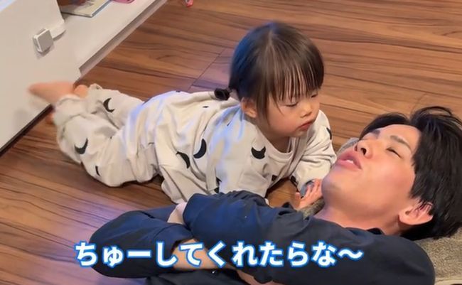パパのお悩みを聞く１才ベビー。まさかの解決方法がかわいすぎ！！