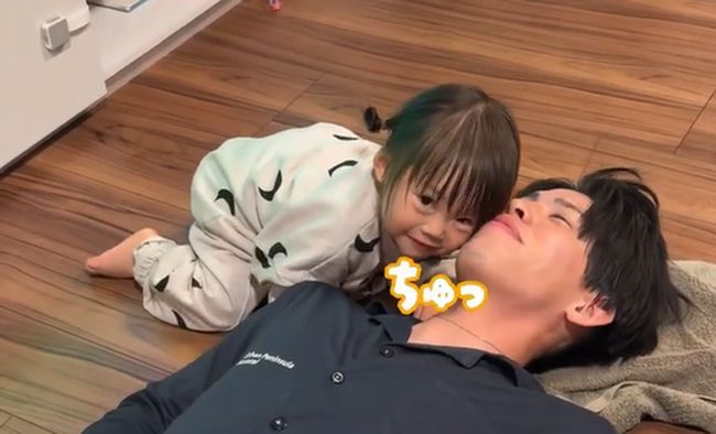 パパのお悩みを聞く１才ベビー。まさかの解決方法がかわいすぎ！！