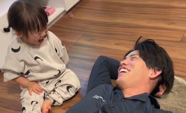 パパのお悩みを聞く１才ベビー。まさかの解決方法がかわいすぎ！！