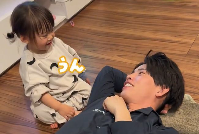 パパのお悩みを聞く１才ベビー。まさかの解決方法がかわいすぎ！！