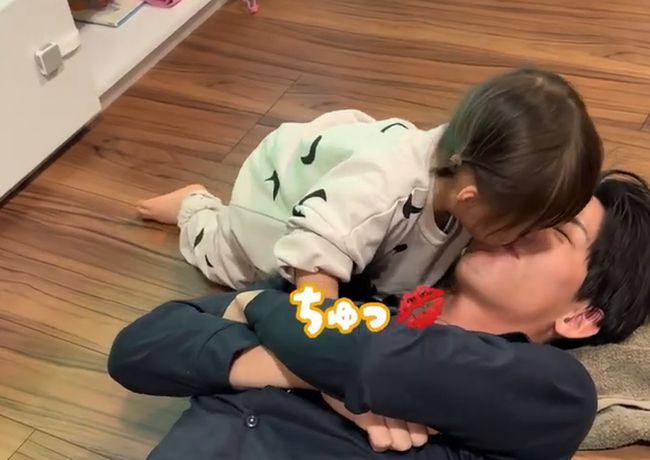 パパのお悩みを聞く１才ベビー。まさかの解決方法がかわいすぎ！！