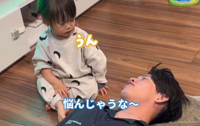 パパのお悩みを聞く１才ベビー。まさかの解決方法がかわいすぎ！！