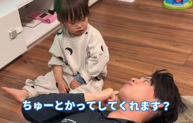 パパのお悩みを聞く１才ベビー。まさかの解決方法がかわいすぎ！！